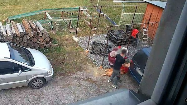 Rozčilený muž na Šumpersku prudce nacouval do souseda, který natíral dveře